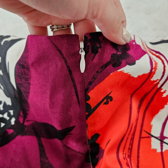 T Tahari Women's Purple & Red Floral Abstract Sleeveless Shift Dress. Size 8 - Picture 6 of 12